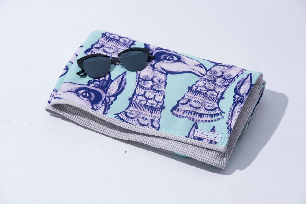 TOWEL Llamas - White / Black