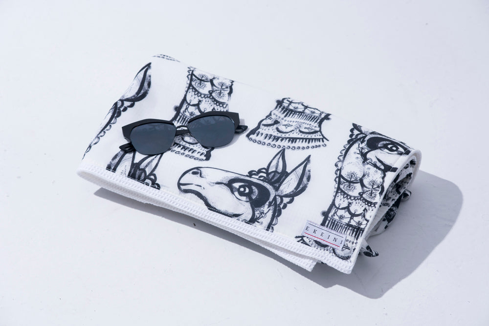 TOWEL Llamas - White / Black